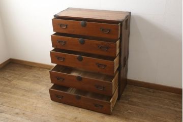 重ね箪笥の見た目を変えずに綺麗にリペア!本体は色味のムラがなくなるように現状の色味をベースにワントーンほど濃い色味で仕上げ。(和箪笥、衣装箪笥)