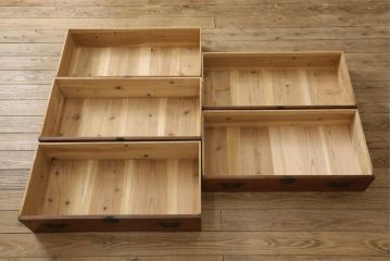 重ね箪笥の見た目を変えずに綺麗にリペア!本体は色味のムラがなくなるように現状の色味をベースにワントーンほど濃い色味で仕上げ。(和箪笥、衣装箪笥)