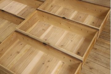 重ね箪笥の見た目を変えずに綺麗にリペア!本体は色味のムラがなくなるように現状の色味をベースにワントーンほど濃い色味で仕上げ。(和箪笥、衣装箪笥)