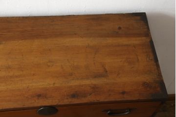 重ね箪笥の見た目を変えずに綺麗にリペア!本体は色味のムラがなくなるように現状の色味をベースにワントーンほど濃い色味で仕上げ。(和箪笥、衣装箪笥)