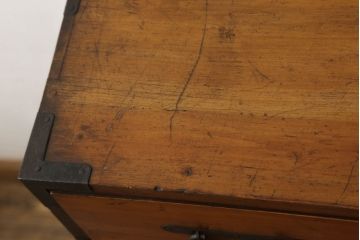 重ね箪笥の見た目を変えずに綺麗にリペア!本体は色味のムラがなくなるように現状の色味をベースにワントーンほど濃い色味で仕上げ。(和箪笥、衣装箪笥)