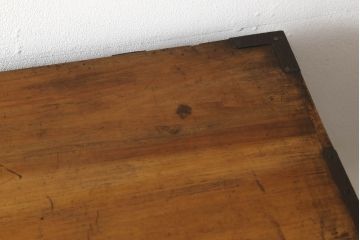 重ね箪笥の見た目を変えずに綺麗にリペア!本体は色味のムラがなくなるように現状の色味をベースにワントーンほど濃い色味で仕上げ。(和箪笥、衣装箪笥)