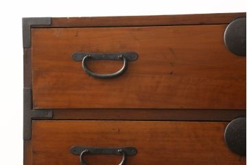 重ね箪笥の見た目を変えずに綺麗にリペア!本体は色味のムラがなくなるように現状の色味をベースにワントーンほど濃い色味で仕上げ。(和箪笥、衣装箪笥)