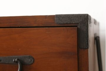 重ね箪笥の見た目を変えずに綺麗にリペア!本体は色味のムラがなくなるように現状の色味をベースにワントーンほど濃い色味で仕上げ。(和箪笥、衣装箪笥)