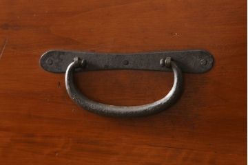 重ね箪笥の見た目を変えずに綺麗にリペア!本体は色味のムラがなくなるように現状の色味をベースにワントーンほど濃い色味で仕上げ。(和箪笥、衣装箪笥)