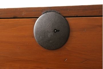 重ね箪笥の見た目を変えずに綺麗にリペア!本体は色味のムラがなくなるように現状の色味をベースにワントーンほど濃い色味で仕上げ。(和箪笥、衣装箪笥)