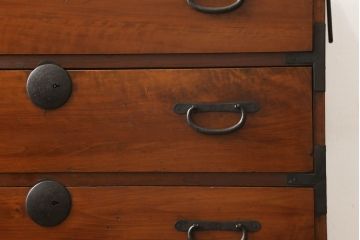 重ね箪笥の見た目を変えずに綺麗にリペア!本体は色味のムラがなくなるように現状の色味をベースにワントーンほど濃い色味で仕上げ。(和箪笥、衣装箪笥)