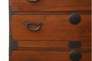 重ね箪笥の見た目を変えずに綺麗にリペア!本体は色味のムラがなくなるように現状の色味をベースにワントーンほど濃い色味で仕上げ。(和箪笥、衣装箪笥)