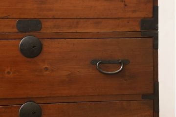 重ね箪笥の見た目を変えずに綺麗にリペア!本体は色味のムラがなくなるように現状の色味をベースにワントーンほど濃い色味で仕上げ。(和箪笥、衣装箪笥)