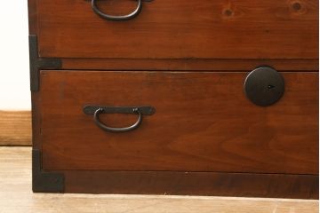 重ね箪笥の見た目を変えずに綺麗にリペア!本体は色味のムラがなくなるように現状の色味をベースにワントーンほど濃い色味で仕上げ。(和箪笥、衣装箪笥)