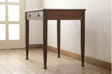 ワークデスクの見た目を変えずに綺麗にリペア!天板のレザートップは革専用のクリーナー・ワックスで仕上げ。修繕箇所は本体と馴染ませ、現状の品物に合わせて1トーン程落ち着いた色に着色。(在宅ワーク、在宅用、カフェテーブル、平机)