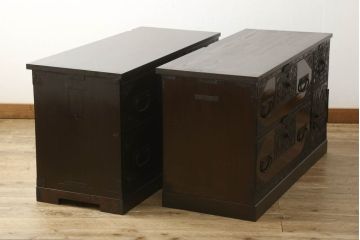 佐渡箪笥をリペア&カスタム!上下段を横に並べて使用できるよう、それぞれ天板・台輪を製作し取り付け。指定の箇所に配線用穴あけ加工。竿通しを取り除いて埋木し、色合わせ。本体は現状の色味を活かし、製作した天板・台輪は本体の色味に合わせて仕上げ。(八幡箪笥、和たんす、収納箪笥、時代箪笥、衣装タンス、引き出し)