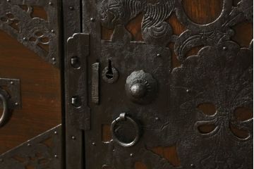 佐渡箪笥をリペア&カスタム!上下段を横に並べて使用できるよう、それぞれ天板・台輪を製作し取り付け。指定の箇所に配線用穴あけ加工。竿通しを取り除いて埋木し、色合わせ。本体は現状の色味を活かし、製作した天板・台輪は本体の色味に合わせて仕上げ。(八幡箪笥、和たんす、収納箪笥、時代箪笥、衣装タンス、引き出し)