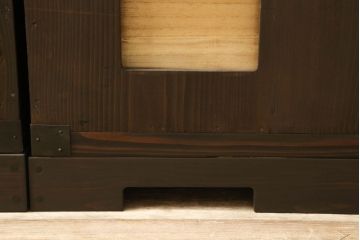 佐渡箪笥をリペア&カスタム!上下段を横に並べて使用できるよう、それぞれ天板・台輪を製作し取り付け。指定の箇所に配線用穴あけ加工。竿通しを取り除いて埋木し、色合わせ。本体は現状の色味を活かし、製作した天板・台輪は本体の色味に合わせて仕上げ。(八幡箪笥、和たんす、収納箪笥、時代箪笥、衣装タンス、引き出し)