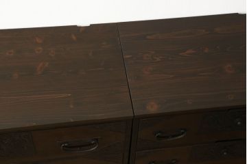 佐渡箪笥をリペア&カスタム!上下段を横に並べて使用できるよう、それぞれ天板・台輪を製作し取り付け。指定の箇所に配線用穴あけ加工。竿通しを取り除いて埋木し、色合わせ。本体は現状の色味を活かし、製作した天板・台輪は本体の色味に合わせて仕上げ。(八幡箪笥、和たんす、収納箪笥、時代箪笥、衣装タンス、引き出し)