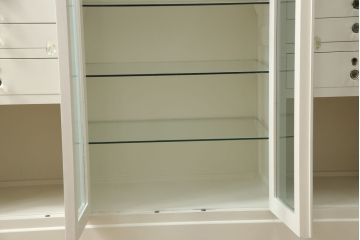 デンタルケースをリペア&カスタム!すりガラス天板を形に合うように新規で製作し取り付け。色味は当店商品を参考にアンティークホワイトにペイント。(ケビントガラスケース、収納棚、戸棚)