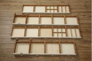 デンタルケースをリペア&カスタム!すりガラス天板を形に合うように新規で製作し取り付け。色味は当店商品を参考にアンティークホワイトにペイント。(ケビントガラスケース、収納棚、戸棚)