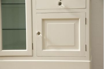 デンタルケースをリペア&カスタム!すりガラス天板を形に合うように新規で製作し取り付け。色味は当店商品を参考にアンティークホワイトにペイント。(ケビントガラスケース、収納棚、戸棚)