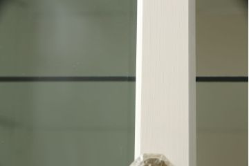 デンタルケースをリペア&カスタム!すりガラス天板を形に合うように新規で製作し取り付け。色味は当店商品を参考にアンティークホワイトにペイント。(ケビントガラスケース、収納棚、戸棚)