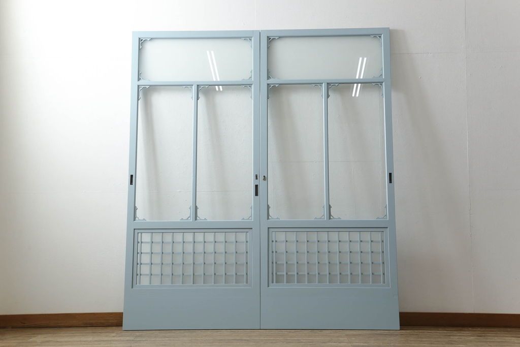 ガラス窓2枚をリペア&カスタム!高さと幅をリサイズし、2か所に引手を追加。上下の部分にスリガラス、中央部分をクリアガラスに交換。色味は当店商品を参考にくすんだ水色に着色。(引き戸、ガラス戸、建具)