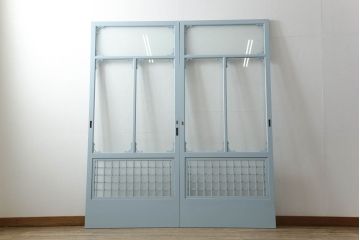 ガラス窓2枚をリペア&カスタム!高さと幅をリサイズし、2か所に引手を追加。上下の部分にスリガラス、中央部分をクリアガラスに交換。色味は当店商品を参考にくすんだ水色に着色。(引き戸、ガラス戸、建具)