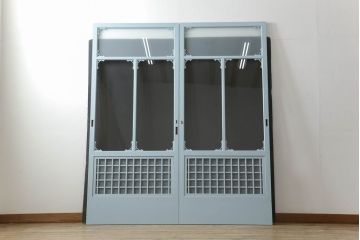 ガラス窓2枚をリペア&カスタム!高さと幅をリサイズし、2か所に引手を追加。上下の部分にスリガラス、中央部分をクリアガラスに交換。色味は当店商品を参考にくすんだ水色に着色。(引き戸、ガラス戸、建具)