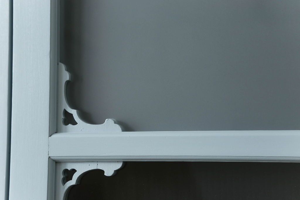 ガラス窓2枚をリペア&カスタム!高さと幅をリサイズし、2か所に引手を追加。上下の部分にスリガラス、中央部分をクリアガラスに交換。色味は当店商品を参考にくすんだ水色に着色。(引き戸、ガラス戸、建具)