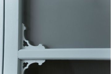 ガラス窓2枚をリペア&カスタム!高さと幅をリサイズし、2か所に引手を追加。上下の部分にスリガラス、中央部分をクリアガラスに交換。色味は当店商品を参考にくすんだ水色に着色。(引き戸、ガラス戸、建具)