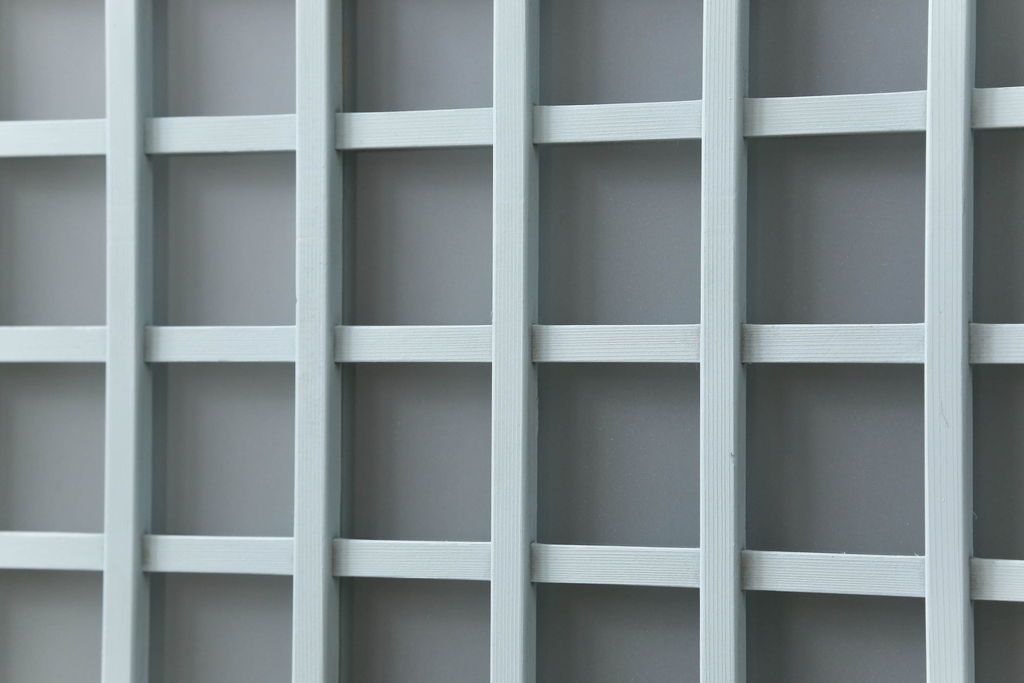 ガラス窓2枚をリペア&カスタム!高さと幅をリサイズし、2か所に引手を追加。上下の部分にスリガラス、中央部分をクリアガラスに交換。色味は当店商品を参考にくすんだ水色に着色。(引き戸、ガラス戸、建具)