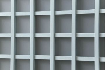 ガラス窓2枚をリペア&カスタム!高さと幅をリサイズし、2か所に引手を追加。上下の部分にスリガラス、中央部分をクリアガラスに交換。色味は当店商品を参考にくすんだ水色に着色。(引き戸、ガラス戸、建具)