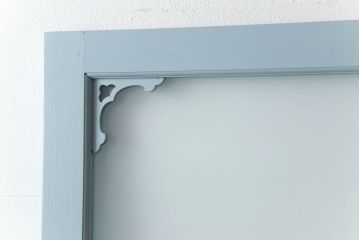 ガラス窓2枚をリペア&カスタム!高さと幅をリサイズし、2か所に引手を追加。上下の部分にスリガラス、中央部分をクリアガラスに交換。色味は当店商品を参考にくすんだ水色に着色。(引き戸、ガラス戸、建具)