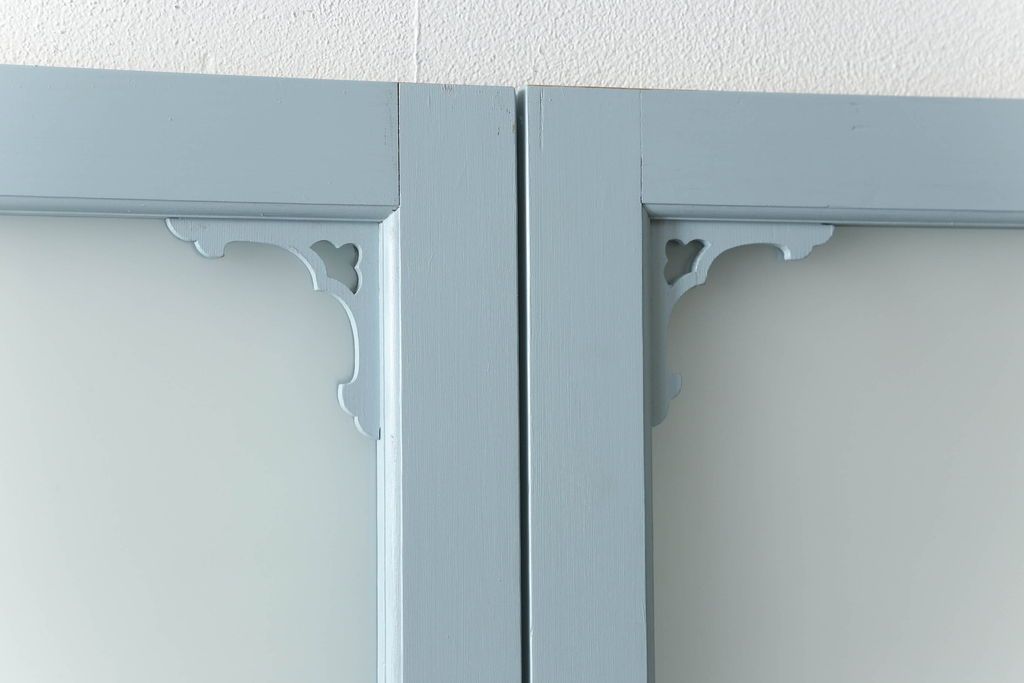 ガラス窓2枚をリペア&カスタム!高さと幅をリサイズし、2か所に引手を追加。上下の部分にスリガラス、中央部分をクリアガラスに交換。色味は当店商品を参考にくすんだ水色に着色。(引き戸、ガラス戸、建具)