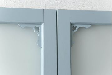 ガラス窓2枚をリペア&カスタム!高さと幅をリサイズし、2か所に引手を追加。上下の部分にスリガラス、中央部分をクリアガラスに交換。色味は当店商品を参考にくすんだ水色に着色。(引き戸、ガラス戸、建具)