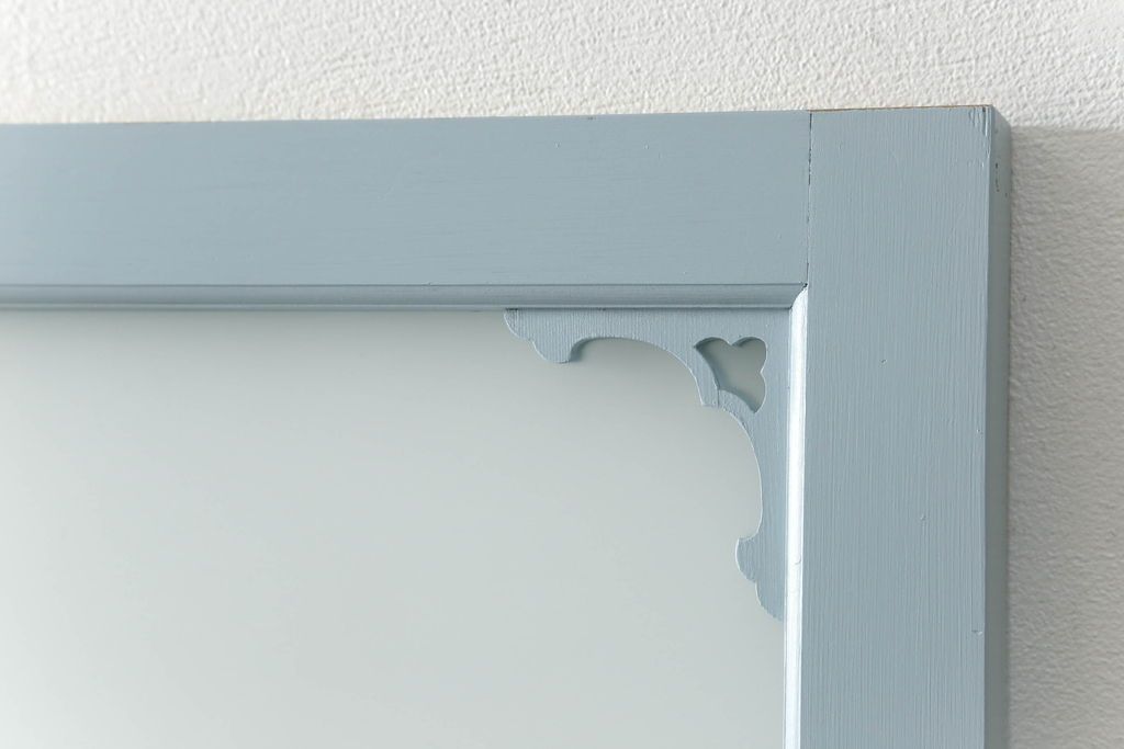 ガラス窓2枚をリペア&カスタム!高さと幅をリサイズし、2か所に引手を追加。上下の部分にスリガラス、中央部分をクリアガラスに交換。色味は当店商品を参考にくすんだ水色に着色。(引き戸、ガラス戸、建具)