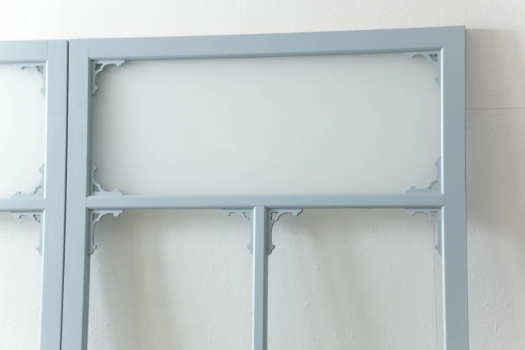 ガラス窓2枚をリペア&カスタム!高さと幅をリサイズし、2か所に引手を追加。上下の部分にスリガラス、中央部分をクリアガラスに交換。色味は当店商品を参考にくすんだ水色に着色。(引き戸、ガラス戸、建具)