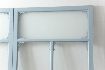 ガラス窓2枚をリペア&カスタム!高さと幅をリサイズし、2か所に引手を追加。上下の部分にスリガラス、中央部分をクリアガラスに交換。色味は当店商品を参考にくすんだ水色に着色。(引き戸、ガラス戸、建具)