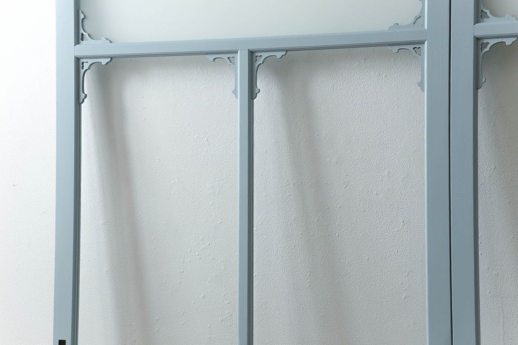 ガラス窓2枚をリペア&カスタム!高さと幅をリサイズし、2か所に引手を追加。上下の部分にスリガラス、中央部分をクリアガラスに交換。色味は当店商品を参考にくすんだ水色に着色。(引き戸、ガラス戸、建具)