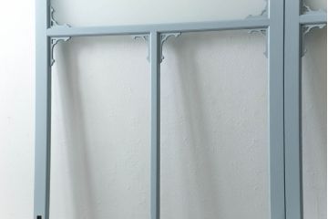 ガラス窓2枚をリペア&カスタム!高さと幅をリサイズし、2か所に引手を追加。上下の部分にスリガラス、中央部分をクリアガラスに交換。色味は当店商品を参考にくすんだ水色に着色。(引き戸、ガラス戸、建具)