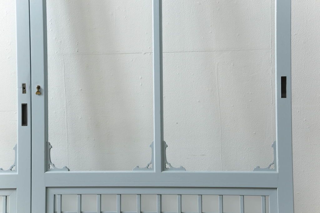 ガラス窓2枚をリペア&カスタム!高さと幅をリサイズし、2か所に引手を追加。上下の部分にスリガラス、中央部分をクリアガラスに交換。色味は当店商品を参考にくすんだ水色に着色。(引き戸、ガラス戸、建具)