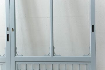 ガラス窓2枚をリペア&カスタム!高さと幅をリサイズし、2か所に引手を追加。上下の部分にスリガラス、中央部分をクリアガラスに交換。色味は当店商品を参考にくすんだ水色に着色。(引き戸、ガラス戸、建具)