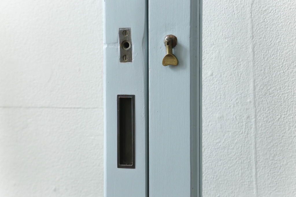 ガラス窓2枚をリペア&カスタム!高さと幅をリサイズし、2か所に引手を追加。上下の部分にスリガラス、中央部分をクリアガラスに交換。色味は当店商品を参考にくすんだ水色に着色。(引き戸、ガラス戸、建具)