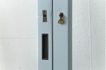 ガラス窓2枚をリペア&カスタム!高さと幅をリサイズし、2か所に引手を追加。上下の部分にスリガラス、中央部分をクリアガラスに交換。色味は当店商品を参考にくすんだ水色に着色。(引き戸、ガラス戸、建具)