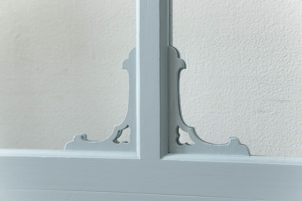 ガラス窓2枚をリペア&カスタム!高さと幅をリサイズし、2か所に引手を追加。上下の部分にスリガラス、中央部分をクリアガラスに交換。色味は当店商品を参考にくすんだ水色に着色。(引き戸、ガラス戸、建具)