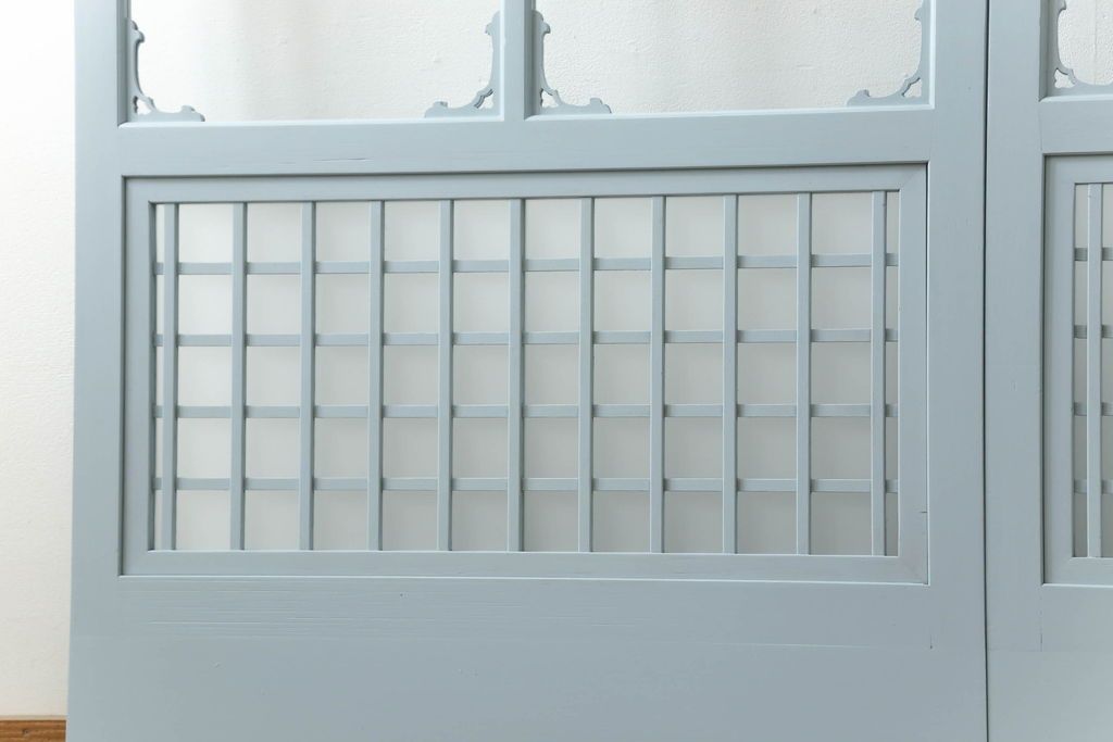 ガラス窓2枚をリペア&カスタム!高さと幅をリサイズし、2か所に引手を追加。上下の部分にスリガラス、中央部分をクリアガラスに交換。色味は当店商品を参考にくすんだ水色に着色。(引き戸、ガラス戸、建具)