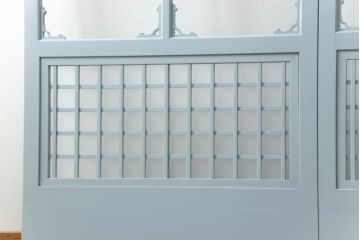 ガラス窓2枚をリペア&カスタム!高さと幅をリサイズし、2か所に引手を追加。上下の部分にスリガラス、中央部分をクリアガラスに交換。色味は当店商品を参考にくすんだ水色に着色。(引き戸、ガラス戸、建具)