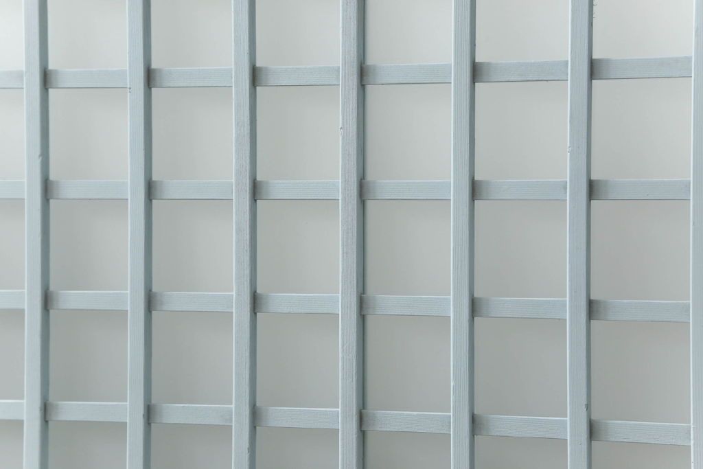 ガラス窓2枚をリペア&カスタム!高さと幅をリサイズし、2か所に引手を追加。上下の部分にスリガラス、中央部分をクリアガラスに交換。色味は当店商品を参考にくすんだ水色に着色。(引き戸、ガラス戸、建具)