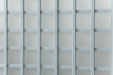 ガラス窓2枚をリペア&カスタム!高さと幅をリサイズし、2か所に引手を追加。上下の部分にスリガラス、中央部分をクリアガラスに交換。色味は当店商品を参考にくすんだ水色に着色。(引き戸、ガラス戸、建具)