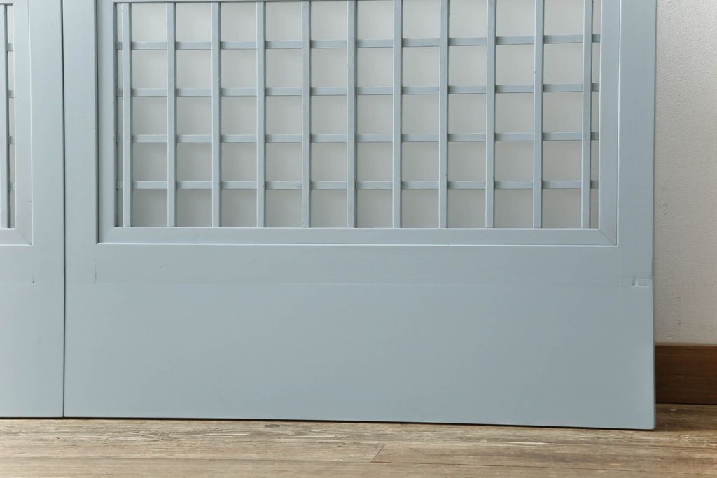 ガラス窓2枚をリペア&カスタム!高さと幅をリサイズし、2か所に引手を追加。上下の部分にスリガラス、中央部分をクリアガラスに交換。色味は当店商品を参考にくすんだ水色に着色。(引き戸、ガラス戸、建具)