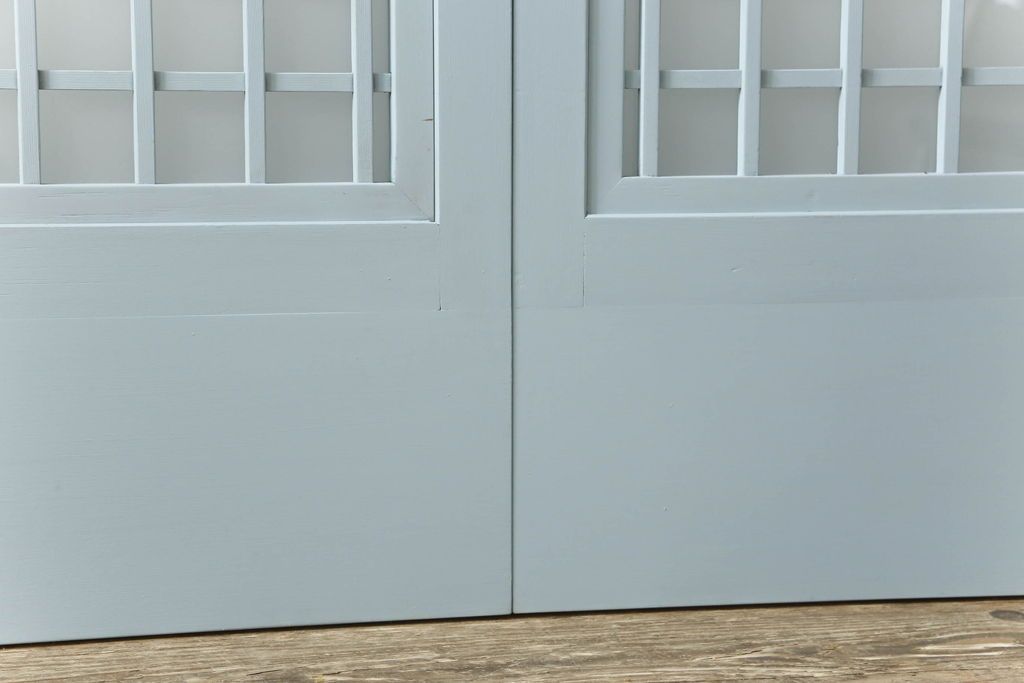 ガラス窓2枚をリペア&カスタム!高さと幅をリサイズし、2か所に引手を追加。上下の部分にスリガラス、中央部分をクリアガラスに交換。色味は当店商品を参考にくすんだ水色に着色。(引き戸、ガラス戸、建具)