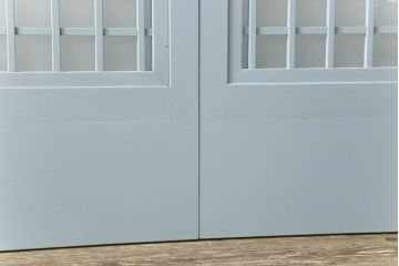 ガラス窓2枚をリペア&カスタム!高さと幅をリサイズし、2か所に引手を追加。上下の部分にスリガラス、中央部分をクリアガラスに交換。色味は当店商品を参考にくすんだ水色に着色。(引き戸、ガラス戸、建具)